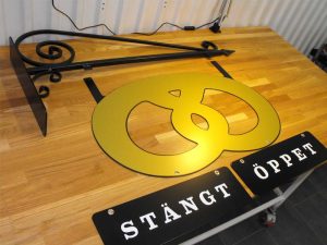 Smideskylt formad som en kringla